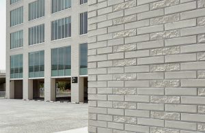 Сочетание клинкеров ESBJERG и OSLO с гладкой поверхностью на фасаде здания