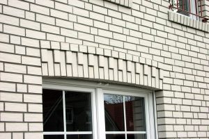 Roben OSLO perlweiss genarbt. Фрагмент стены с декоративной перевязкой кирпичной кладки.