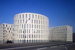 Керамический клинкер Roben OSLO perlweiss glatt, сияющий цвет слоновой кости в необычной форме здания.