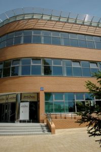 SORRENTO gelb-orange glatt, вход в здание школы