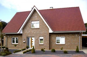 Клинкерный кирпич GREETSIEL friesisch-bunt с шероховатой неровной поверхностью и керамическая черепица MONZAplus kastanienbraun. Проект частного дома