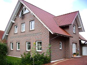 Гармоничное сочетание. Клинкерный кирпич JEVER bunt и керамическая черепица MONZAplus kastanienbrown