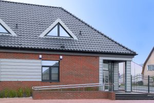 Фасад: клинкерный кирпич VICTORYA. Кровля: керамическая черепица MONZAplus schiefergrau (anthrazit)