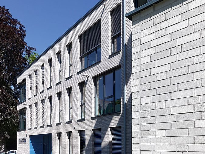 Жилое и коммерческое здание в Люнене фасад из светлого клинкера