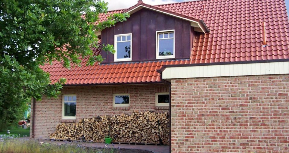 Частный дом из кирпича ручной формовки Roben Moorbrand lehm-bunt, черепица Roben Bornholm kupfer rot-braun