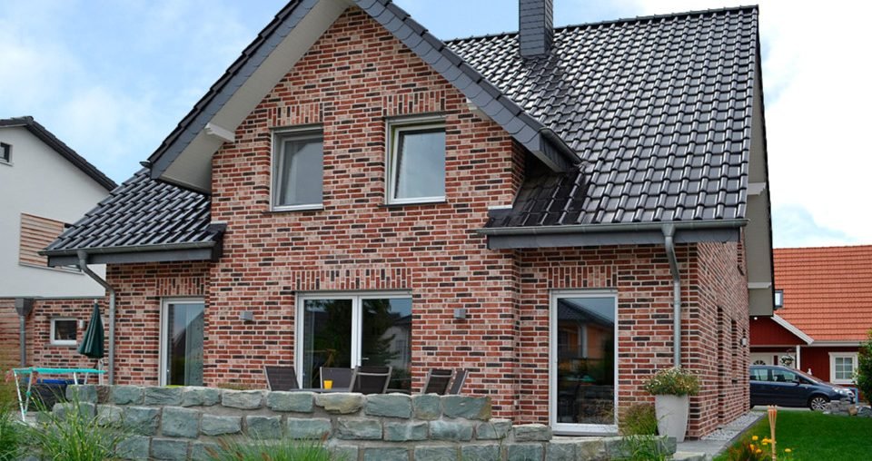 Частный дом из кирпича ручной формовки Roben Dykbrand flamisch bunt, черепица Monzaplus schwarz matt