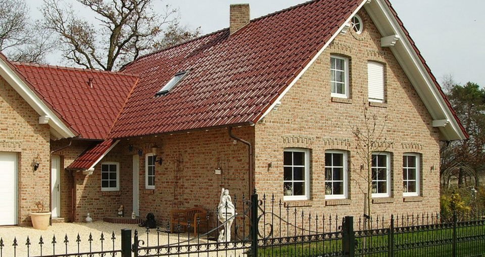 Частный дом из кирпича ручной формовки Roben Moorbrand lehm-bunt, черепица Roben Flandernplus cayenne
