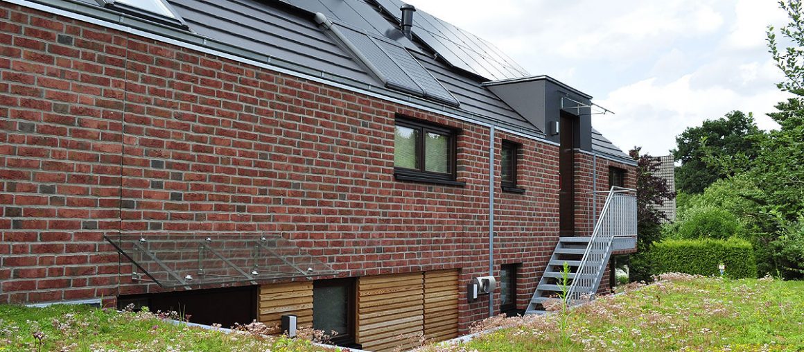 Солнечные батареи, установленные на юго-восточной стороне дома