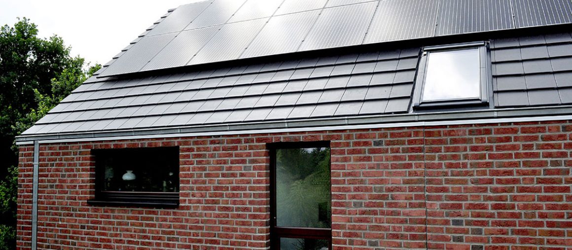 Солнечные батареи на крыше. частного дома. Покрытие: керамическая черепица BERGAMO anthrazit