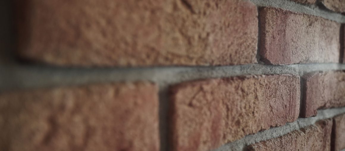 gostinaja_plitka_pod_kirpich_moorbrand_lehm_bunt5