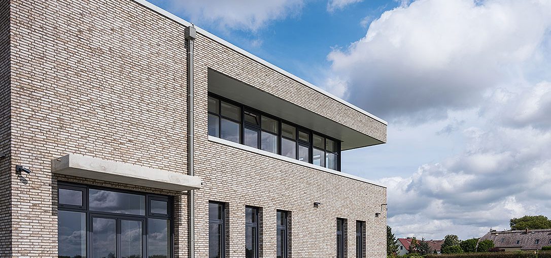 1539175982_handstrichziegel_wiesmoor_hellgrau-bunt_ex26_keler-bau_3