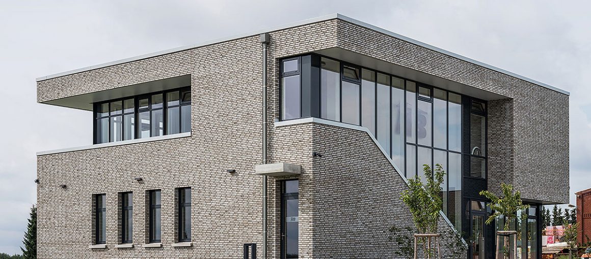 1539176020_handstrichziegel_wiesmoor_hellgrau-bunt_ex26_keler-bau_1